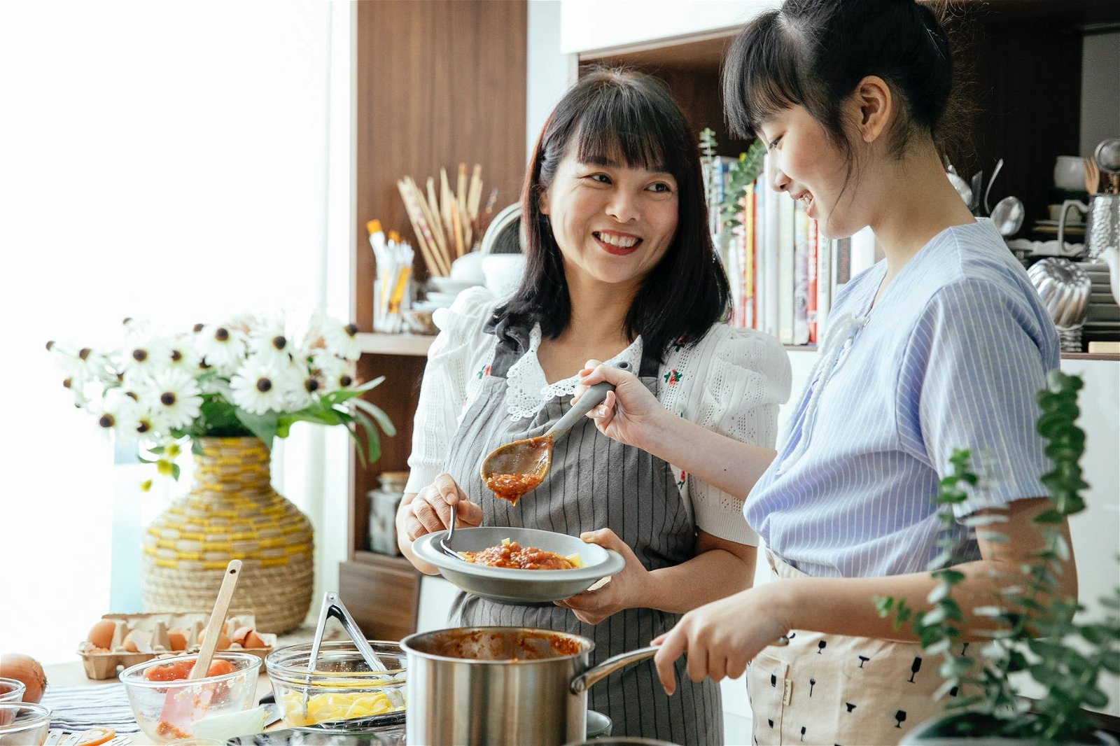 Masak Sendiri vs Beli Makan di Luar. Mana Lebih Hemat?