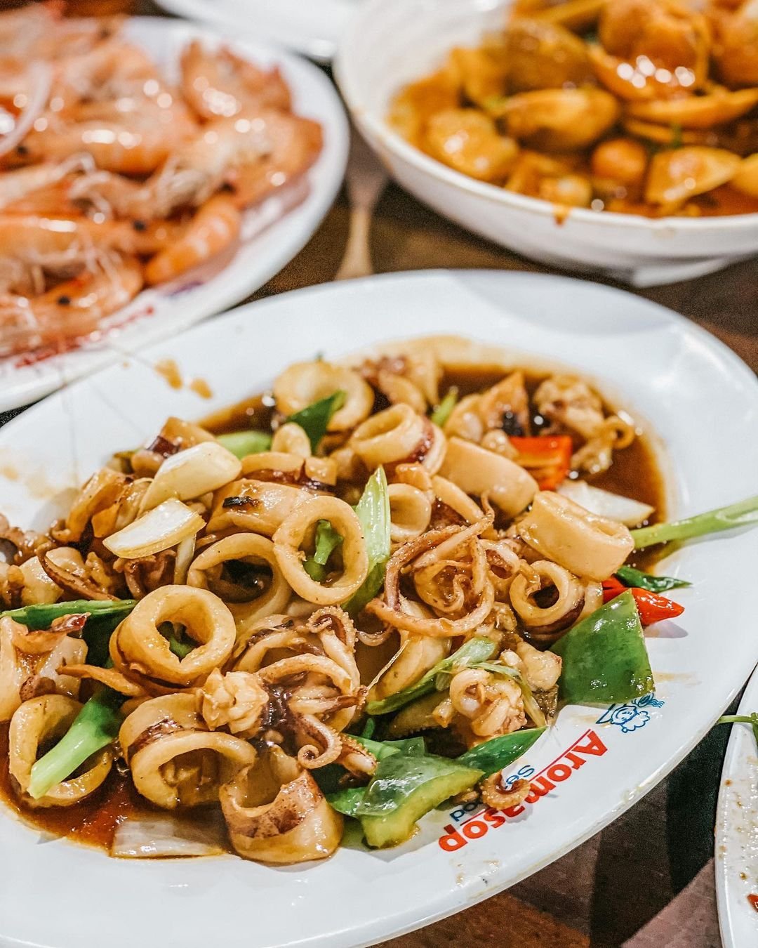 10 Tempat Makan Seafood Kaki Lima Enak di Jakarta