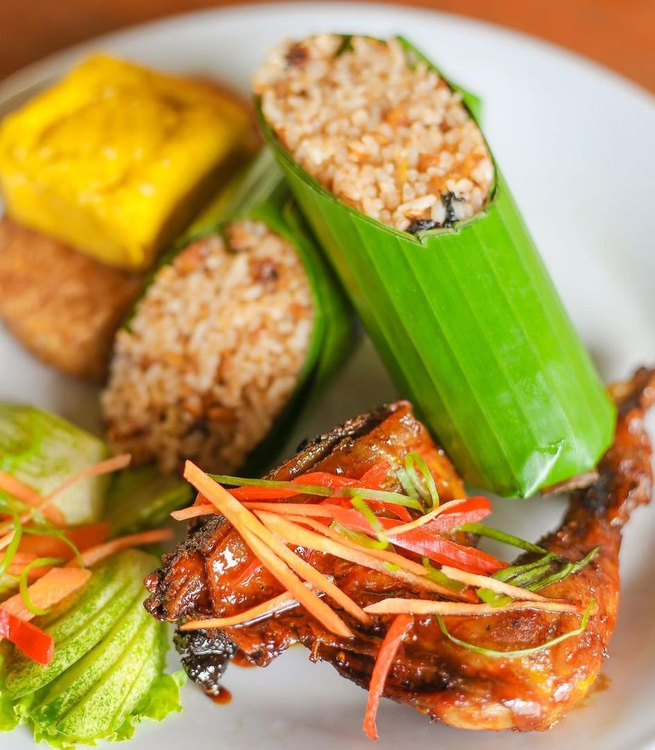 10 Tempat Reuni di Bandung yang Makanannya Enak